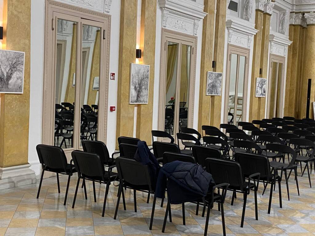 ""Whispering Trees”, inaugurata al Lyceum di Varese la mostra fotografica