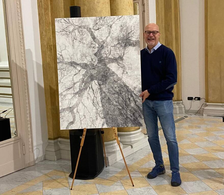 ""Whispering Trees”, inaugurata al Lyceum di Varese la mostra fotografica
