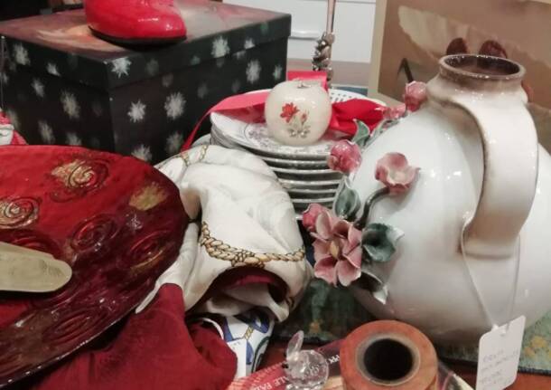 Cesti biologici e abiti vintage per un Natale solidale all’Alveare di Buguggiate