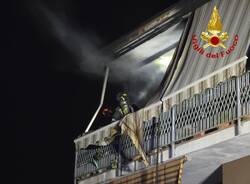 Appartamento in fiamme a Busto Arsizio, i vigili spengono le fiamme