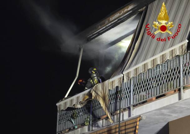 Appartamento in fiamme a Busto Arsizio, i vigili spengono le fiamme