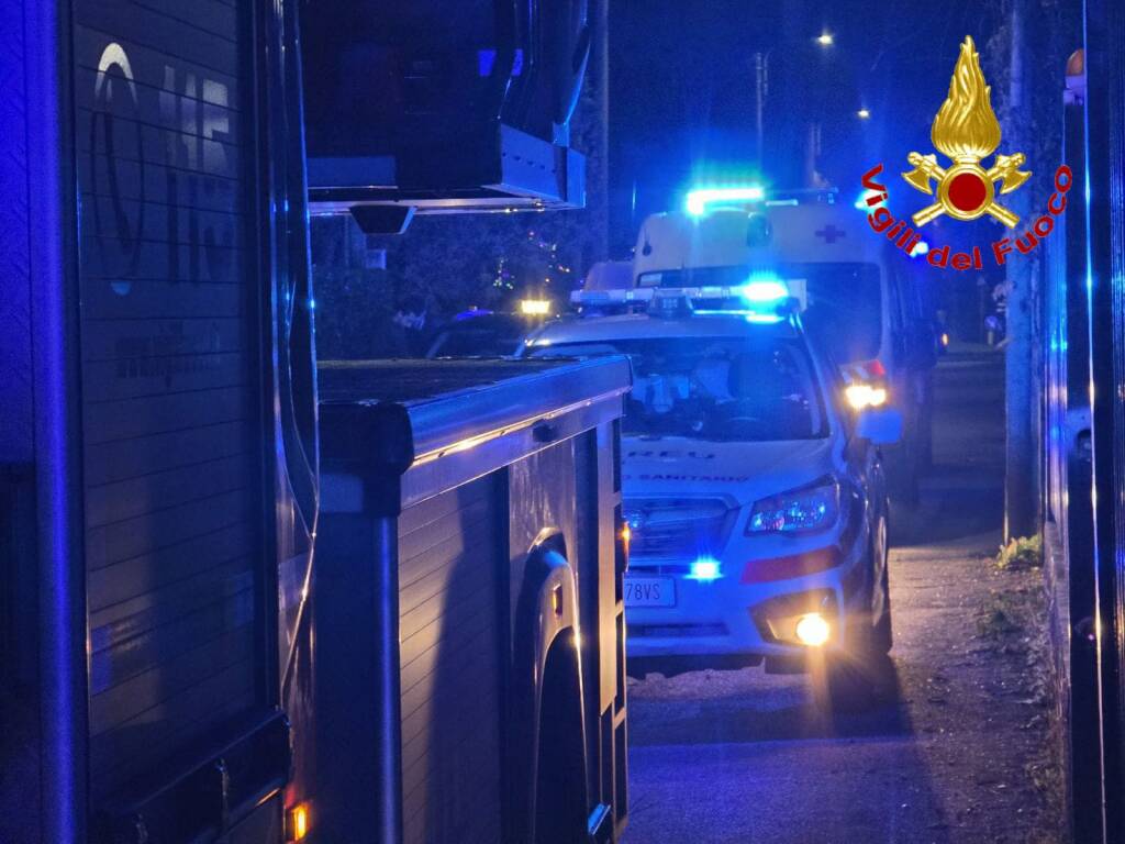 Appartamento in fiamme a Busto Arsizio, i vigili spengono le fiamme