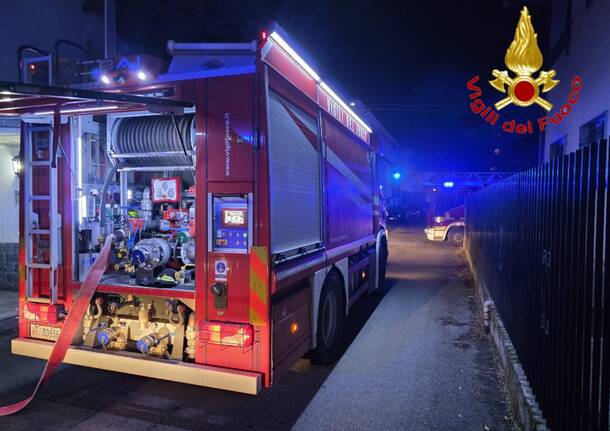 Appartamento in fiamme a Busto Arsizio, i vigili spengono le fiamme