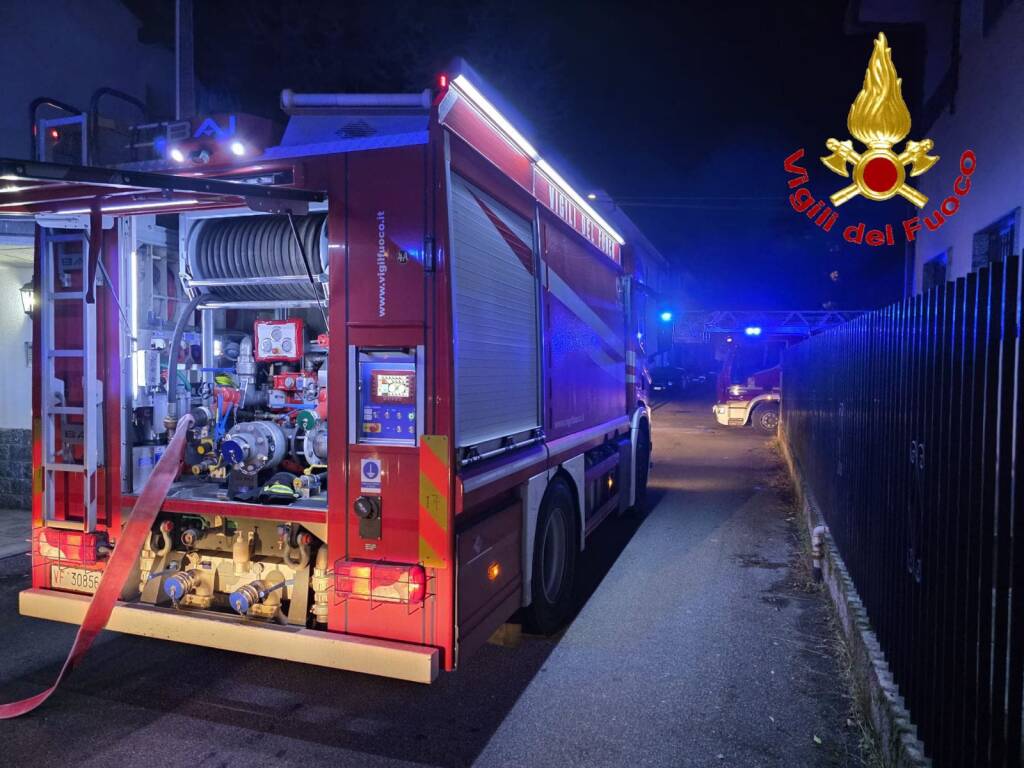 Appartamento in fiamme a Busto Arsizio, i vigili spengono le fiamme