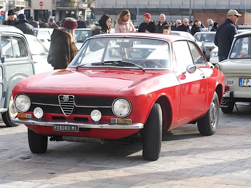Auto storiche in piazza Repubblica a Varese