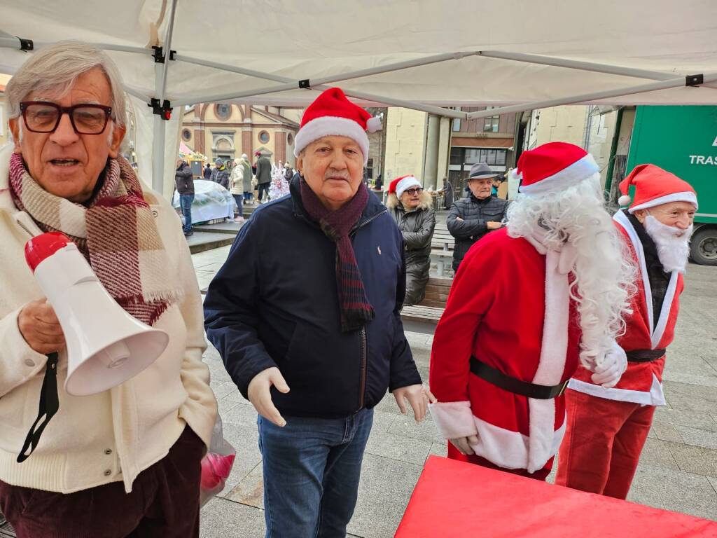 Brindisi in centro a Legnano con i Babbi Natale della associazione La Panchina 