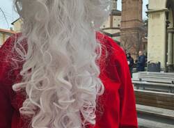 Brindisi in centro a Legnano con i Babbi Natale della associazione La Panchina 