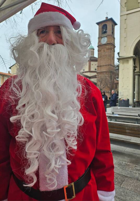 Brindisi in centro a Legnano con i Babbi Natale della associazione La Panchina 