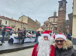 Brindisi in centro a Legnano con i Babbi Natale della associazione La Panchina 