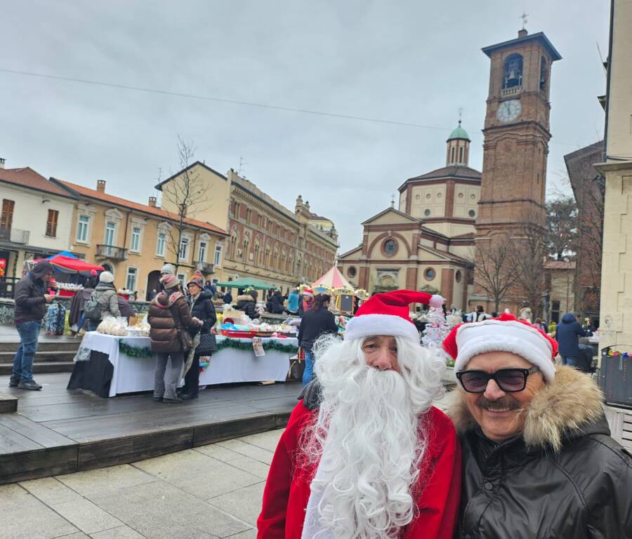 Brindisi in centro a Legnano con i Babbi Natale della associazione La Panchina 