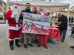 Brindisi in centro a Legnano con i Babbi Natale della associazione La Panchina 