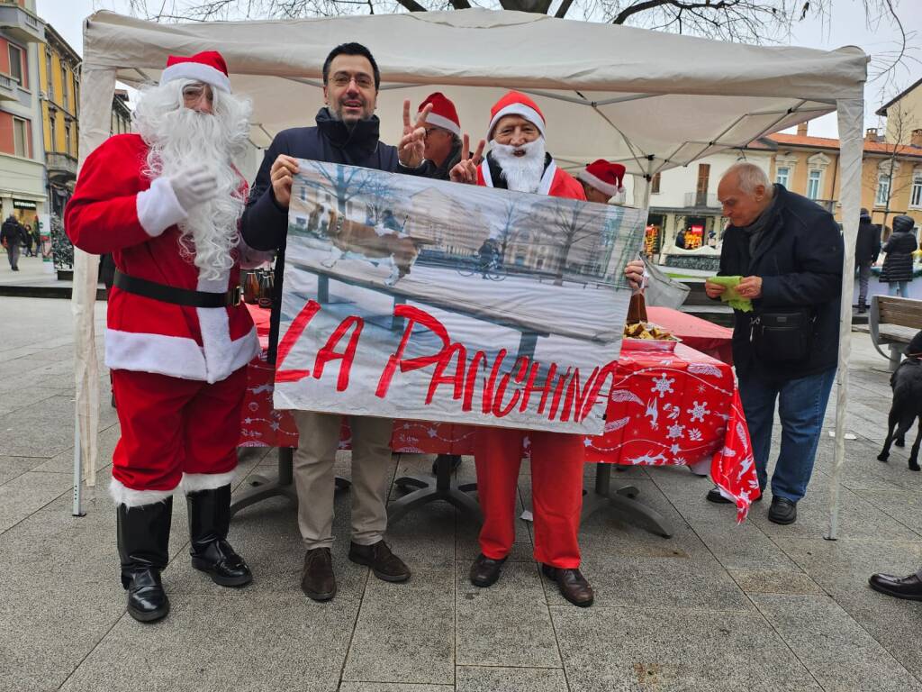 Brindisi in centro a Legnano con i Babbi Natale della associazione La Panchina 