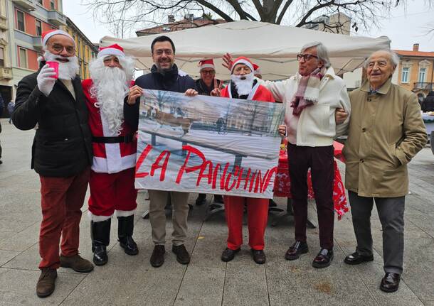 Brindisi in centro a Legnano con i Babbi Natale della associazione La Panchina 