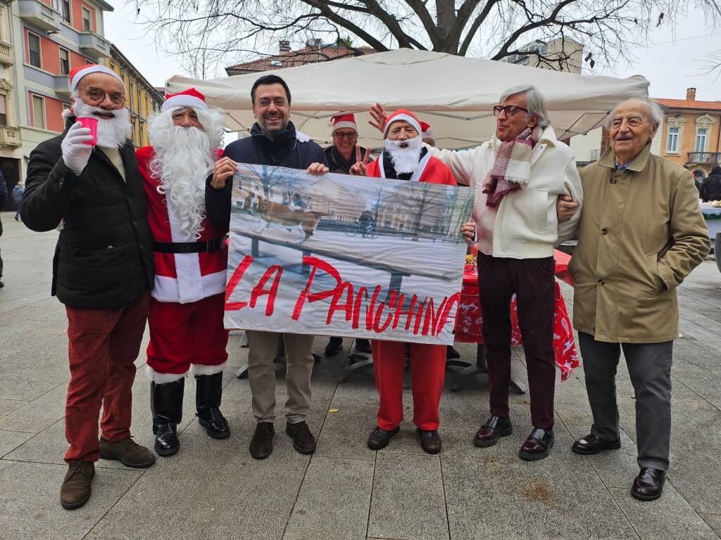 Brindisi in centro a Legnano con i Babbi Natale della associazione La Panchina 