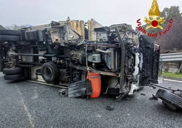 Camion ribaltato sulla superstrada di Malpensa