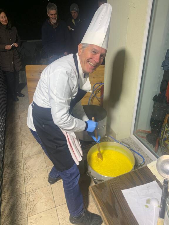 La prima “diffusa\" a Orino: risotto alla milanese servito in biblioteca