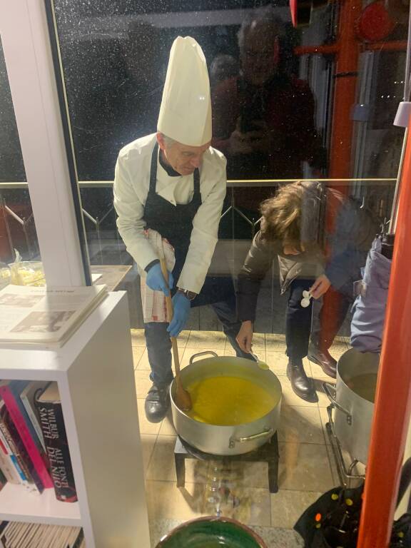La prima “diffusa\" a Orino: risotto alla milanese servito in biblioteca