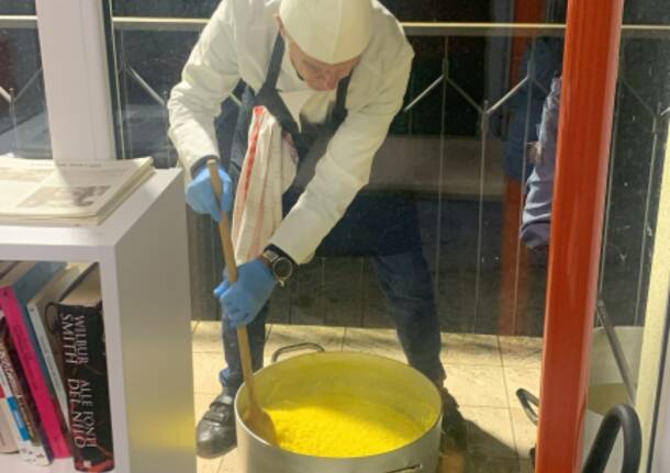 La prima “diffusa” a Orino: risotto alla milanese servito in biblioteca