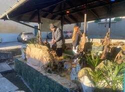 Alpini e ragazzi insieme per realizzare il presepe del paese