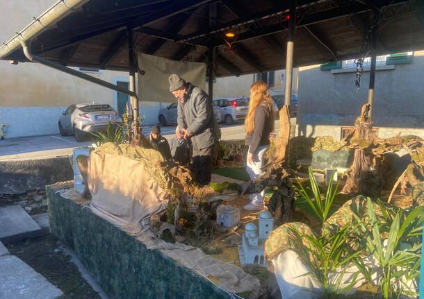 Alpini e ragazzi insieme per realizzare il presepe del paese