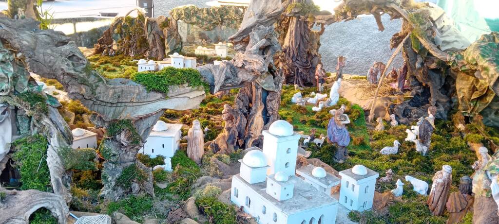 Alpini e ragazzi insieme per realizzare il presepe del paese