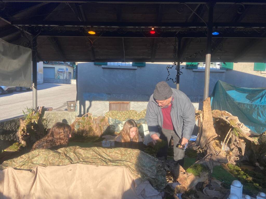 Alpini e ragazzi insieme per realizzare il presepe del paese
