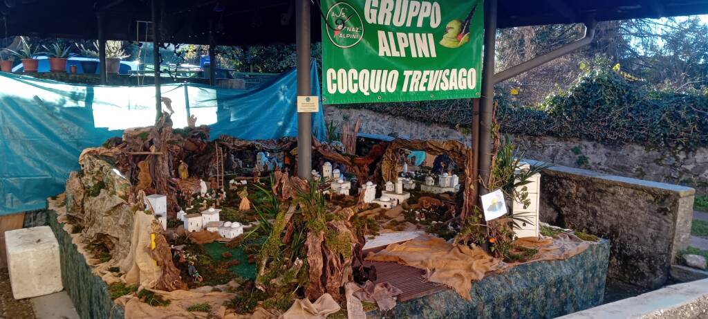 Alpini e ragazzi insieme per realizzare il presepe del paese