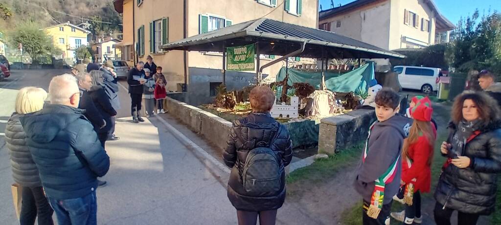 Alpini e ragazzi insieme per realizzare il presepe del paese
