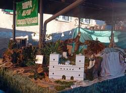 Alpini e ragazzi insieme per realizzare il presepe del paese