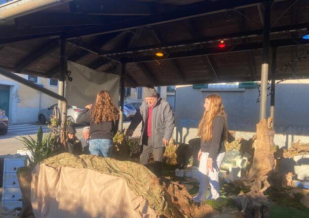 Alpini e ragazzi insieme per realizzare il presepe del paese