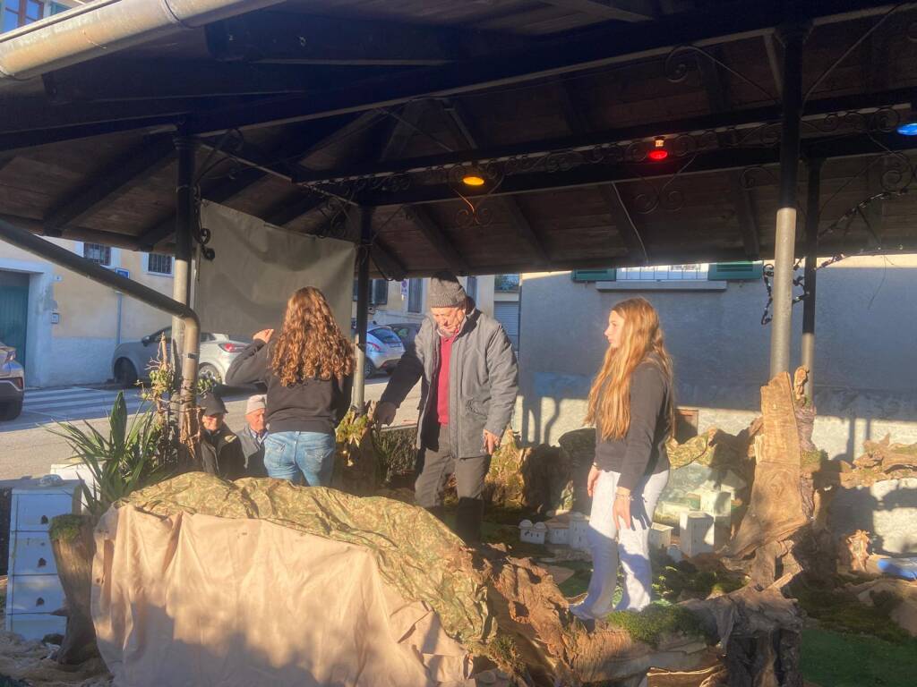 Alpini e ragazzi insieme per realizzare il presepe del paese