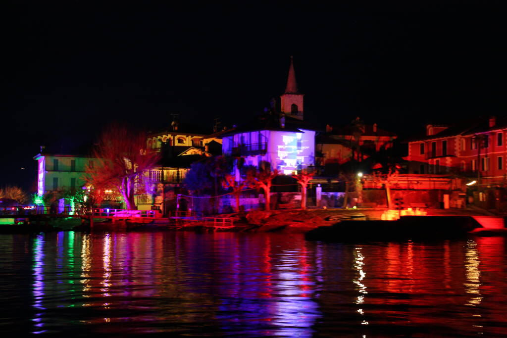 Luci di Natale, silenzi del lago