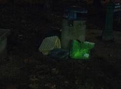 Cestini stracolmi di rifiuti domestici a San Paolo a Legnano