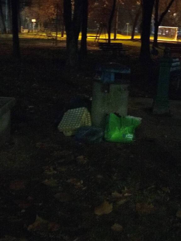 Cestini stracolmi di rifiuti domestici a San Paolo a Legnano