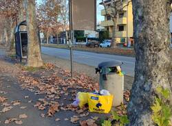 Cestini stracolmi di rifiuti domestici a San Paolo a Legnano