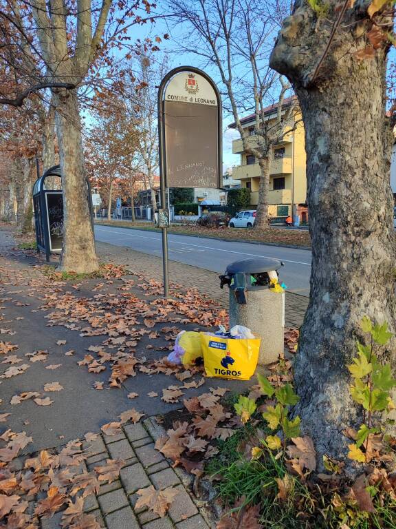 Cestini stracolmi di rifiuti domestici a San Paolo a Legnano