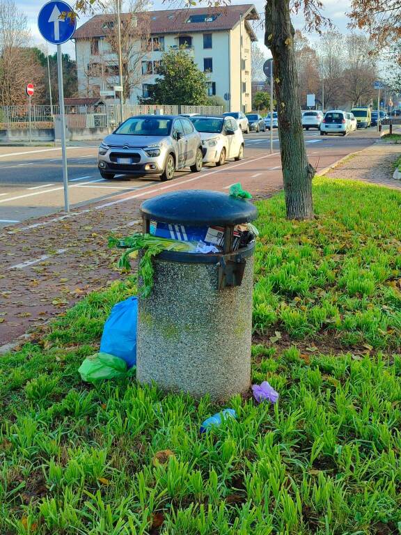 Cestini stracolmi di rifiuti domestici a San Paolo a Legnano