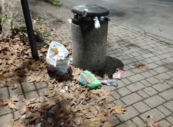 Cestini stracolmi di rifiuti domestici a San Paolo a Legnano