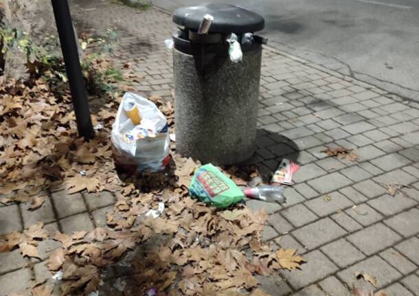 Cestini stracolmi di rifiuti domestici a San Paolo a Legnano