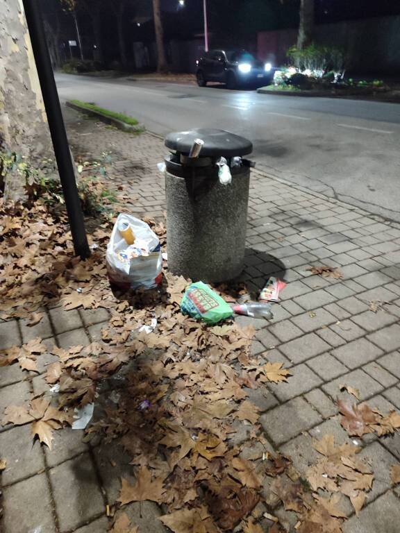 Cestini stracolmi di rifiuti domestici a San Paolo a Legnano