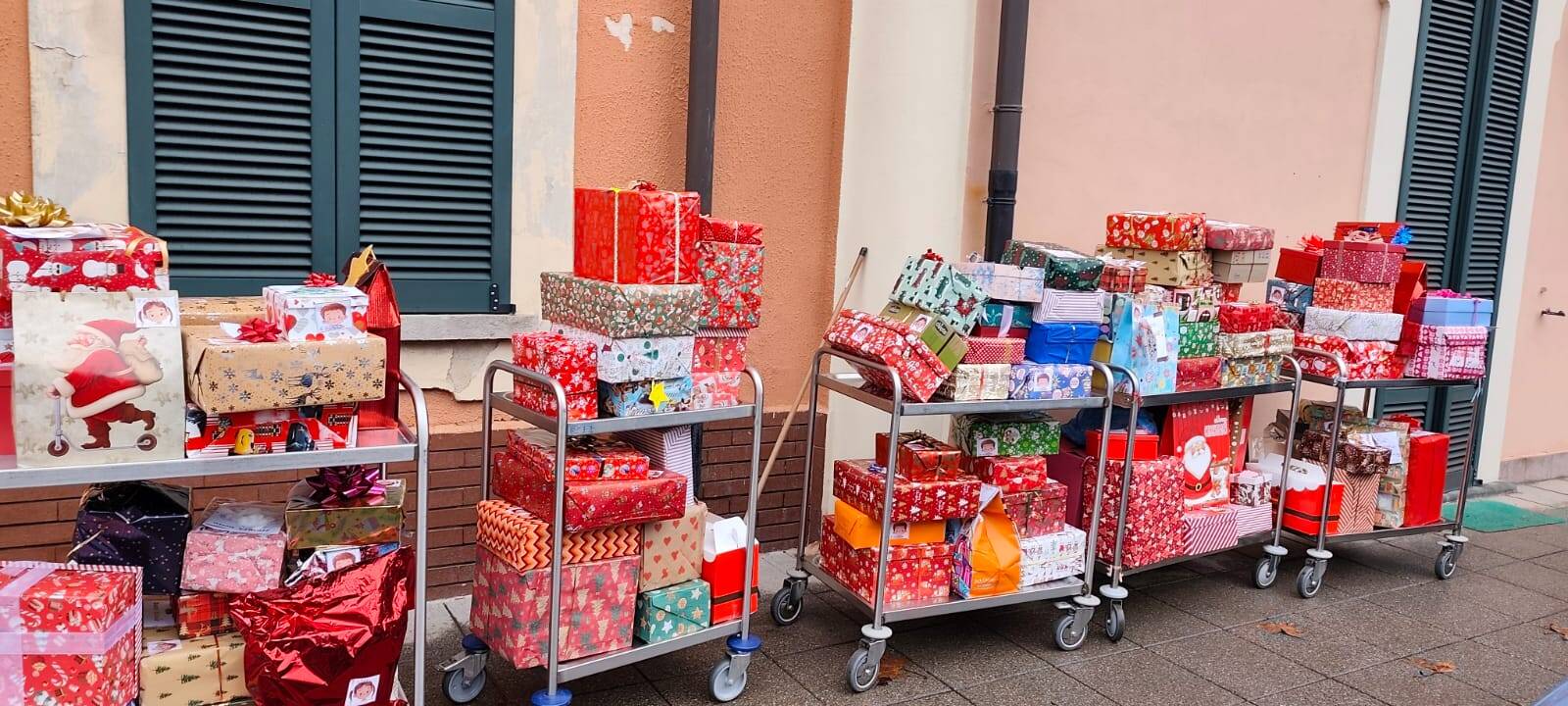 "Donando con il Cuore". Raccolte a Legnano 560 scatole di Natale per le famiglie bisognose