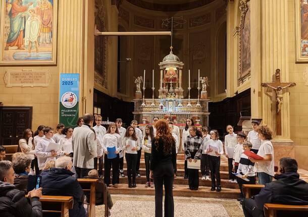 Il debutto del coro scolastico di Castronno, lo spettacolo e i disegni di pace degli studenti