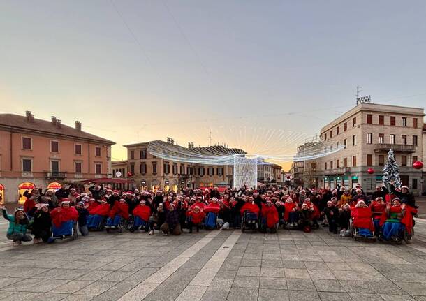 Gallarate - il trenino de Il Melo sfila alle luminarie 