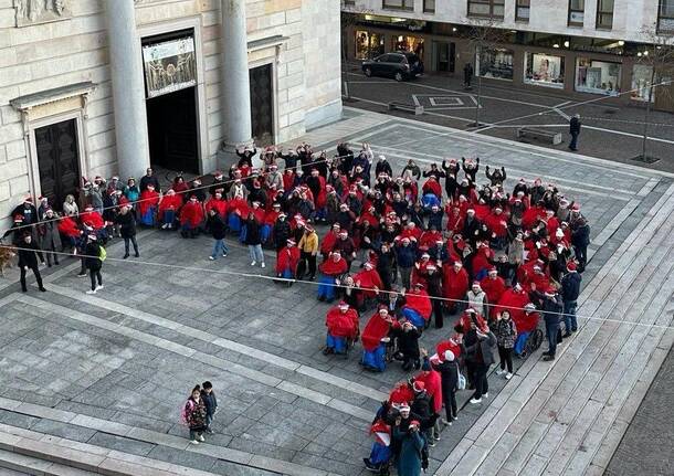 Gallarate - il trenino de Il Melo sfila alle luminarie 