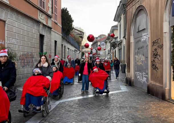 Gallarate - il trenino de Il Melo sfila alle luminarie 