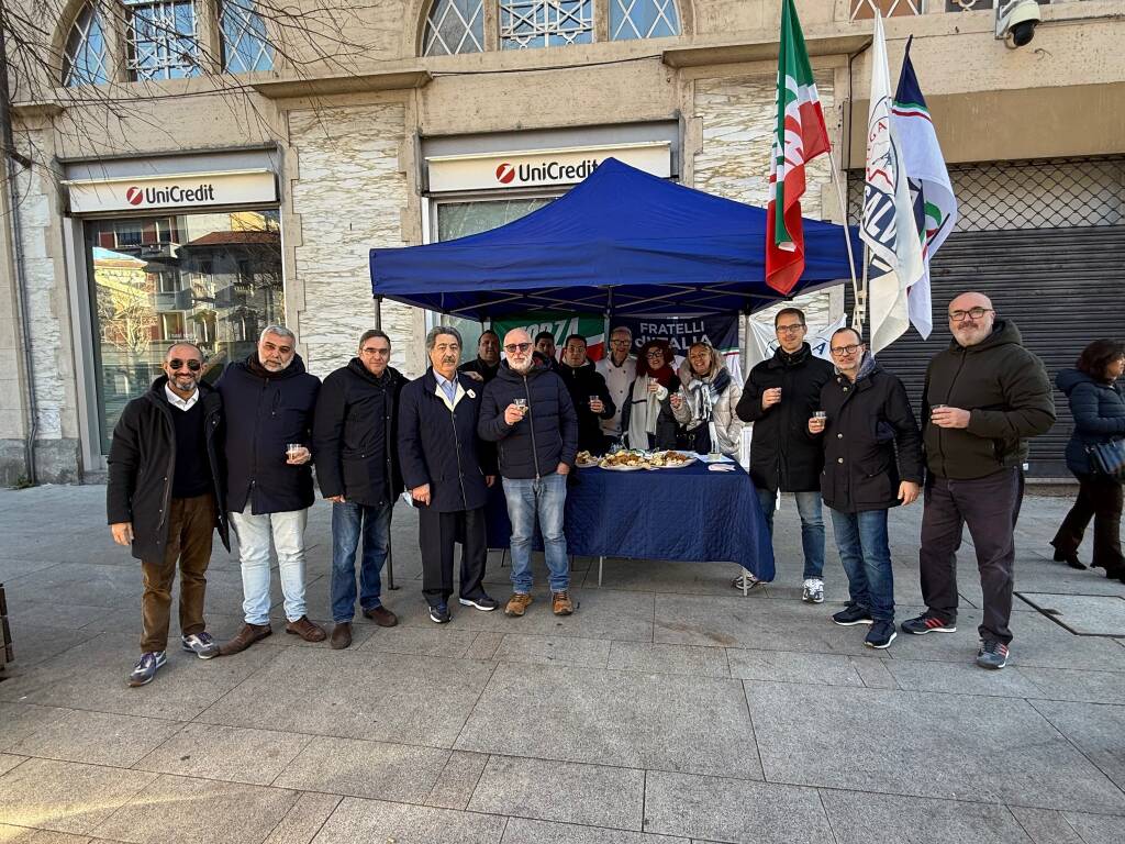 Gazebi politici in centro e in piazza Mercato a Legnano 