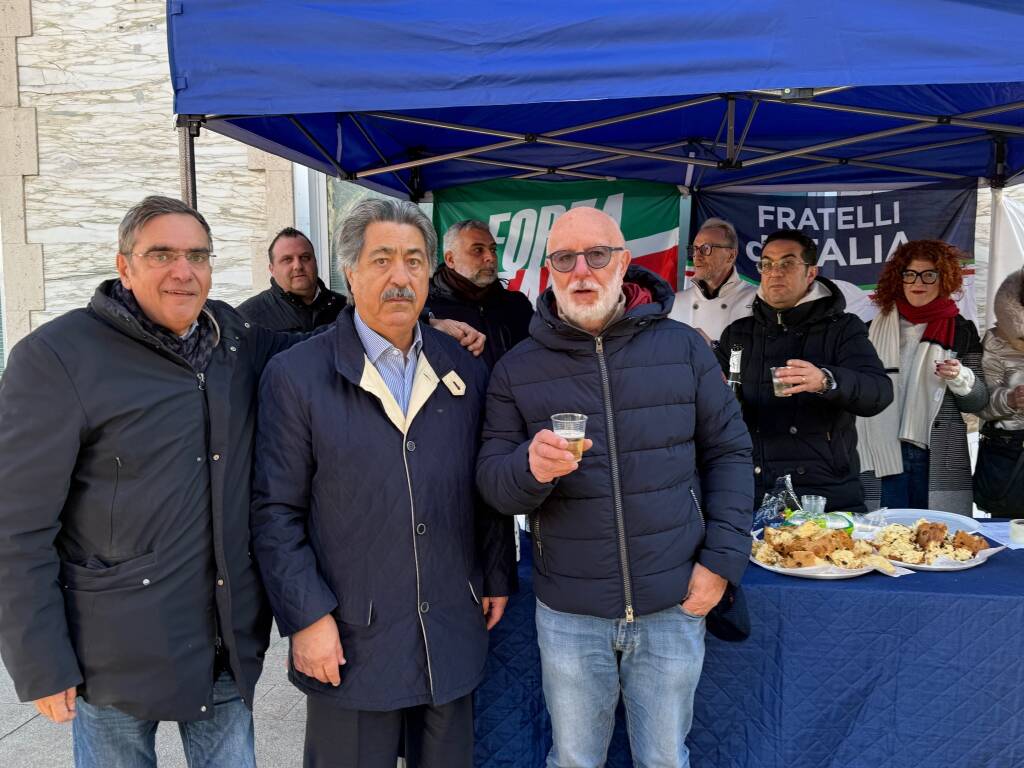 Gazebi politici in centro e in piazza Mercato a Legnano 