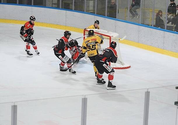 L’incontro di hockey su ghiaccio Varese Caldaro