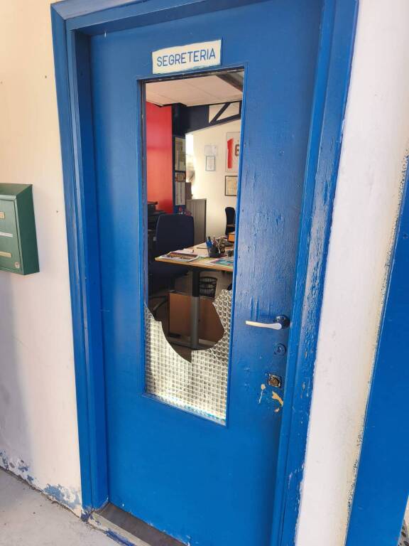 I danni alla sede della Ternatese dopo il tentativo di furto