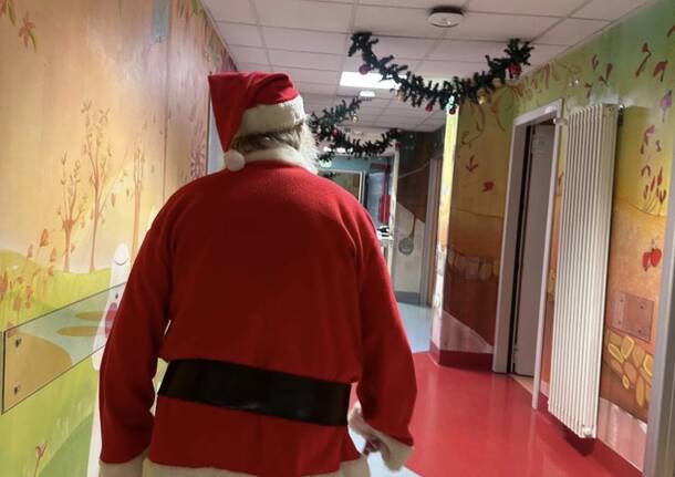 Il Babbo Natale di AMOR agli ospedali di Angera e Cittiglio